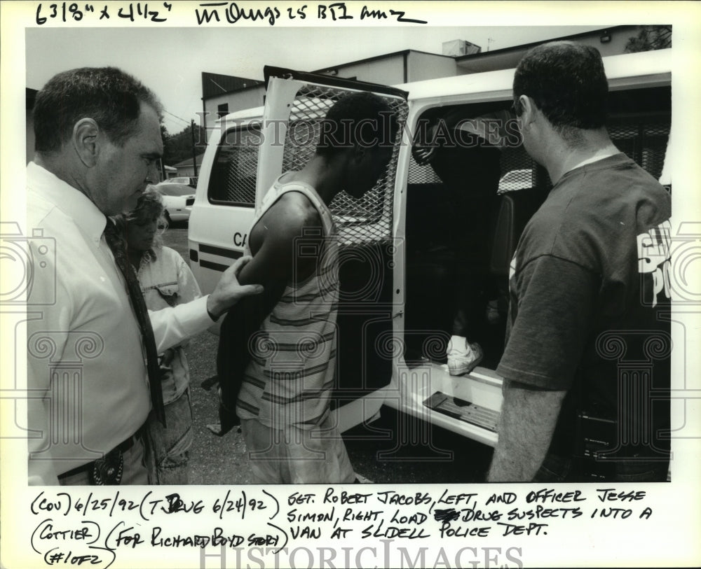 1992 Press Photo Drug Arrests - Sergeant Robert Jacobs loads suspects into van. - Historic Images