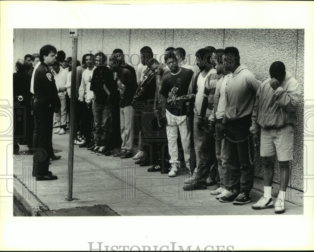 1991 Press Photo Drug Arrests - Prisoners lined up outside lockup. - noa94599 - Historic Images