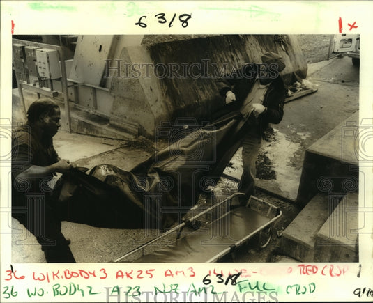 1985 Press Photo Coroner's staff take body of drowning victim at pumping station - Historic Images