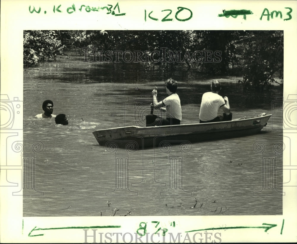 1983 Press Photo Divers search for body of 15 year boy drowned in River Batture - Historic Images