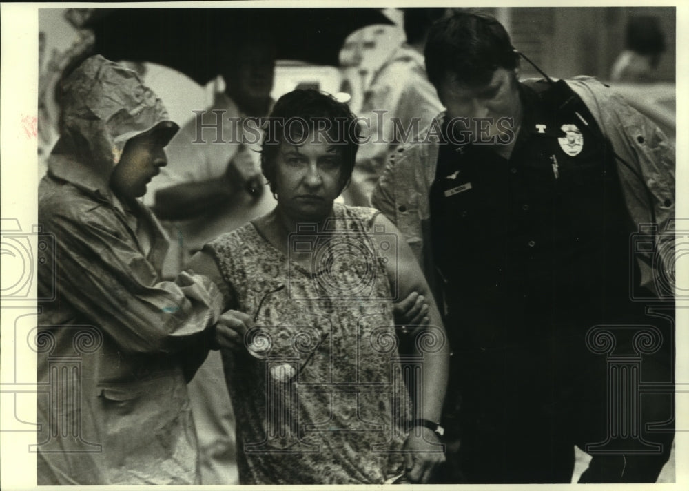 1982 Press Photo Rescuers lead Mrs. Joseph Pace away from Pan Am crash scene - Historic Images