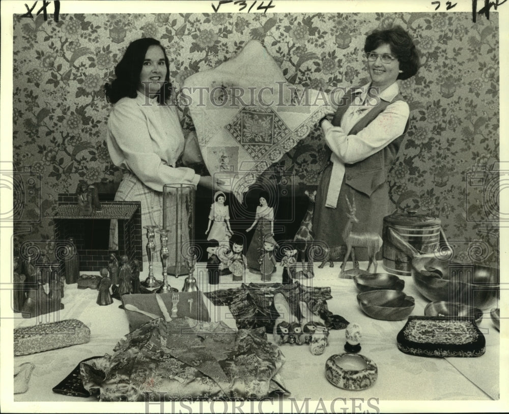 1978 Press Photo Maryknoll Father&#39;s Mission members show items for the bazaar - Historic Images