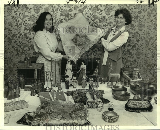 1978 Press Photo Maryknoll Father's Mission members show items for the bazaar - Historic Images