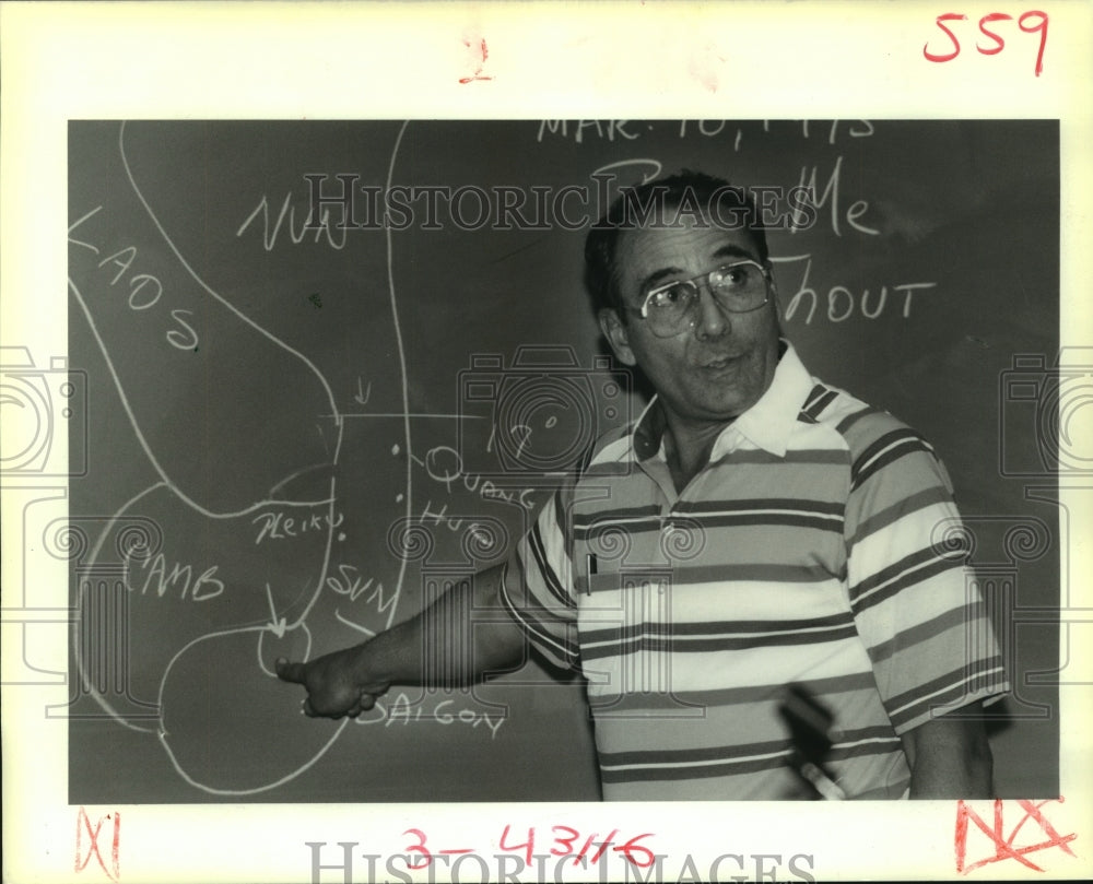 1989 Press Photo Capt. Ronald Drez, UNO teacher dealing with the Vietnam War - Historic Images