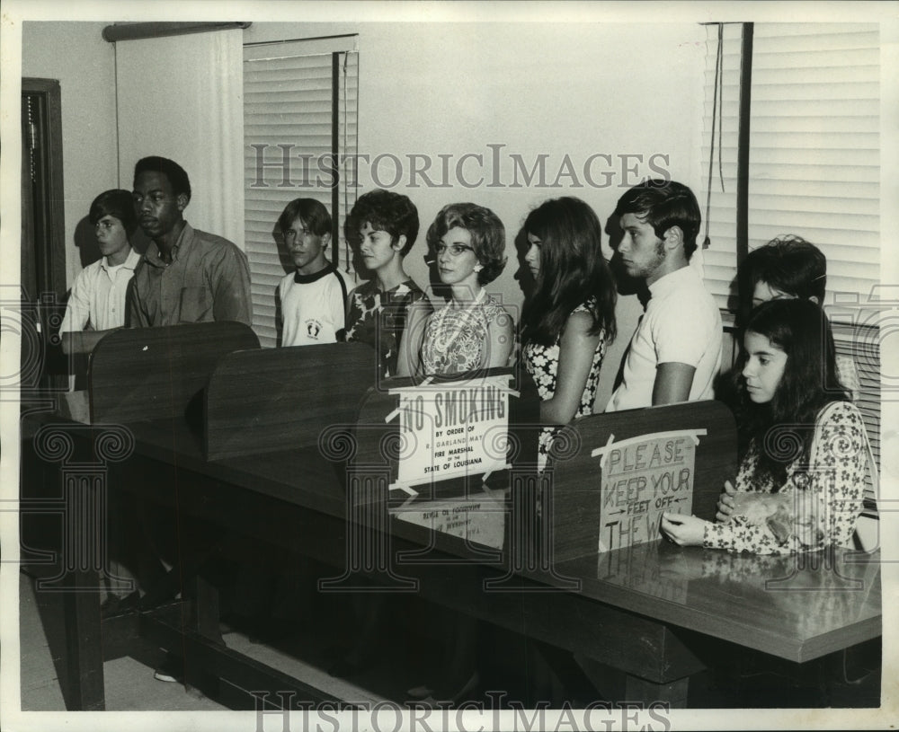 1970 Long line at the Veterans Highway DMV- Drivers Licenses - Historic Images