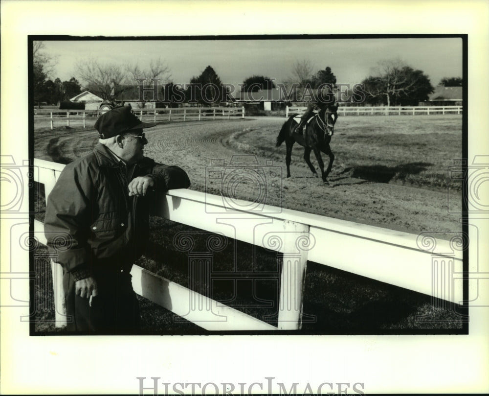 1995 Press Photo Guilliam Dronet watches as horses exercise early in the morning - Historic Images