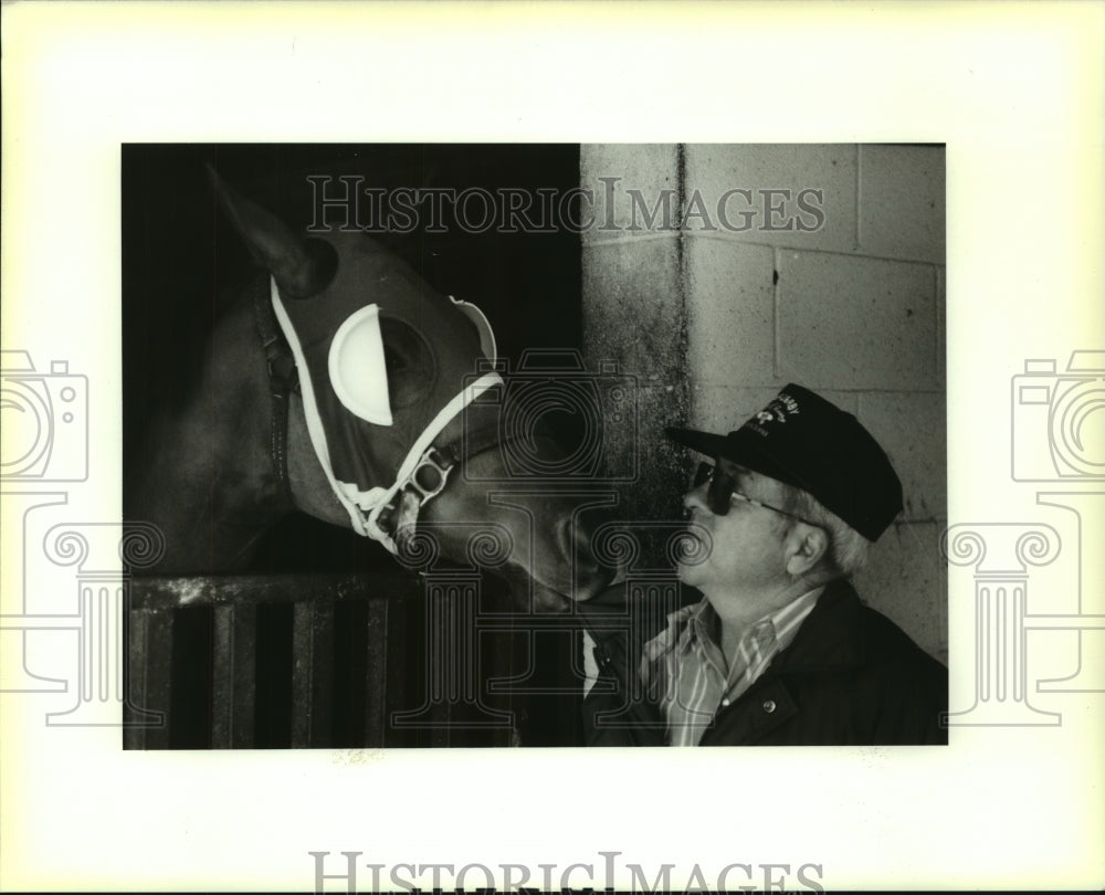 1995 Press Photo Trainer Guilliam Dronet with a young horse in the barn - Historic Images