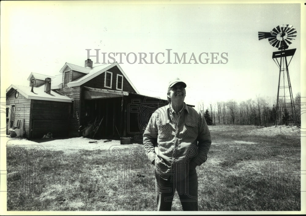 1989 Press Photo Bob Conard in his home at Drummond Island, Michigan - noa94664 - Historic Images