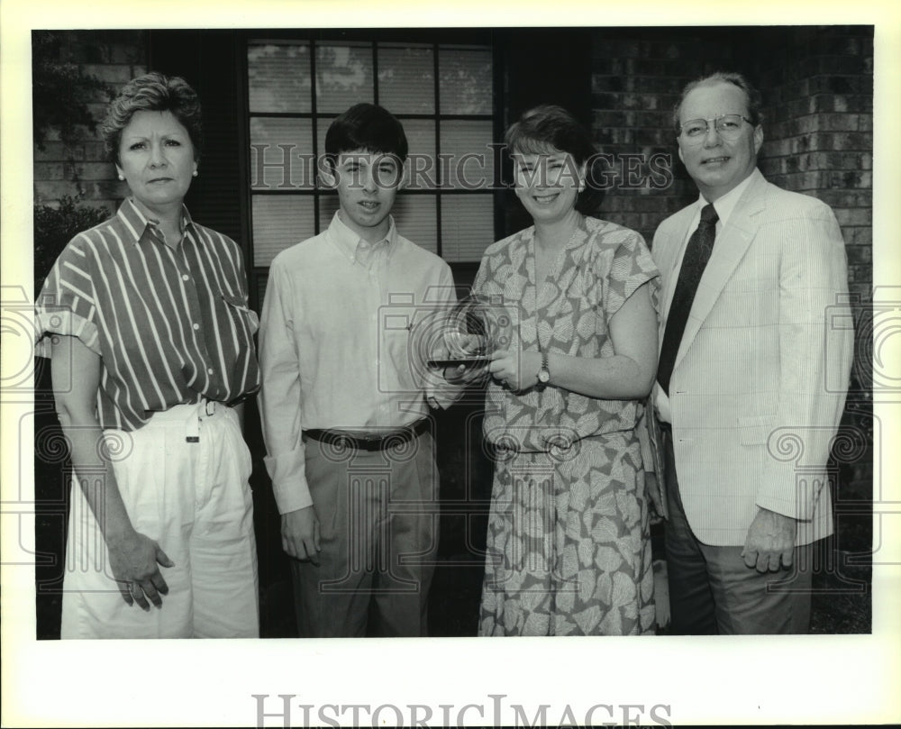 Press Photo Chris Rasmussen &amp; others, he received $1,000 Lane Smith Scholarship - Historic Images