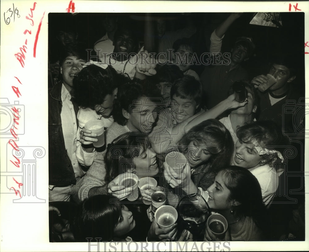 1987 Press Photo A group of teenagers- Affected with the Drinking Age Change - Historic Images