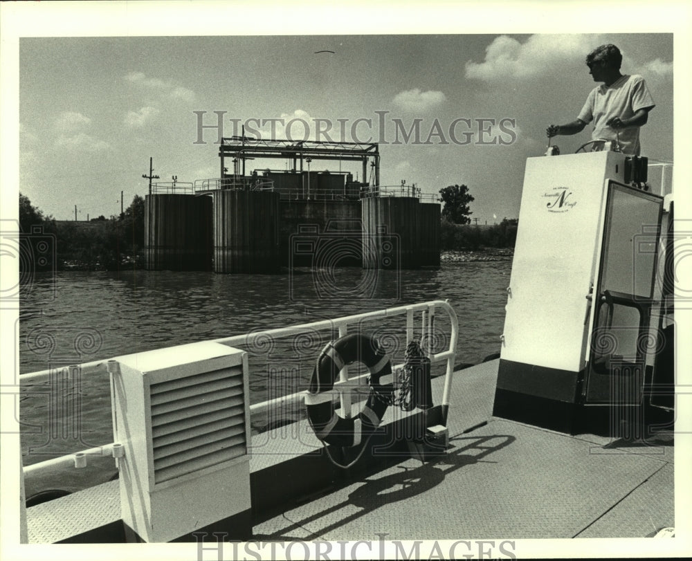 1981 Press Photo GCA Corp. performing water tests for the Times Picayune - Historic Images