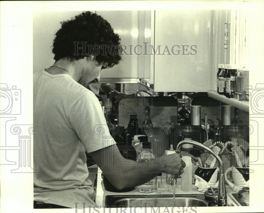 1981 Press Photo GCA Corp. performing water tests for the Times Picayune - Historic Images