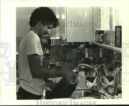 1981 Press Photo GCA Corp. performing water tests for the Times Picayune - Historic Images