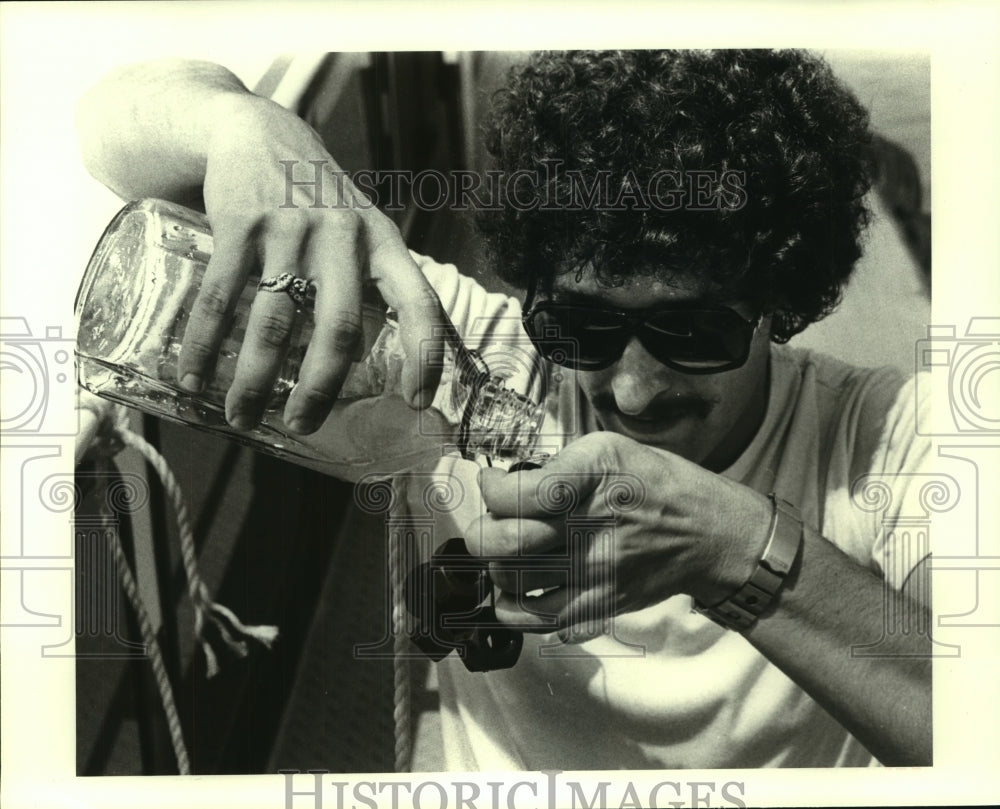 1981 Press Photo GCA Corp. performing water tests for the Times Picayune - Historic Images