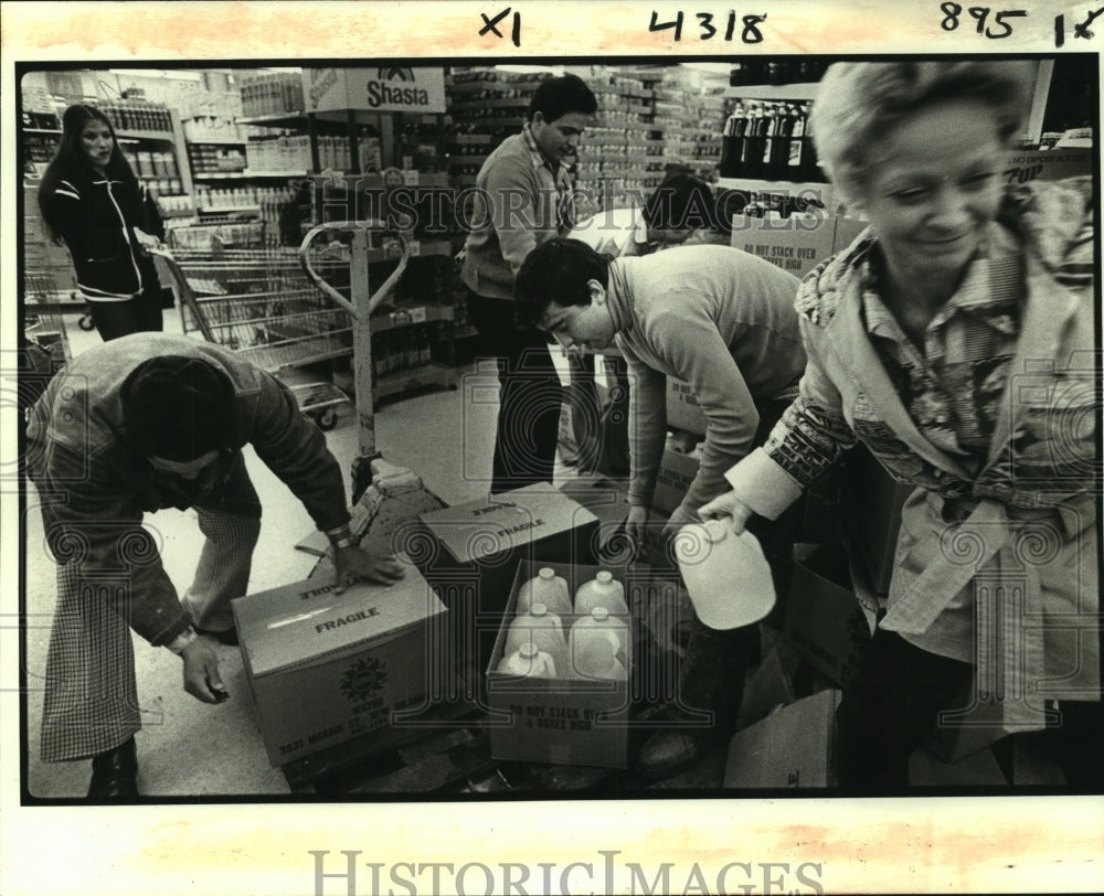 1981 Press Photo A group of shoppers buying gallons of drinking water - Historic Images