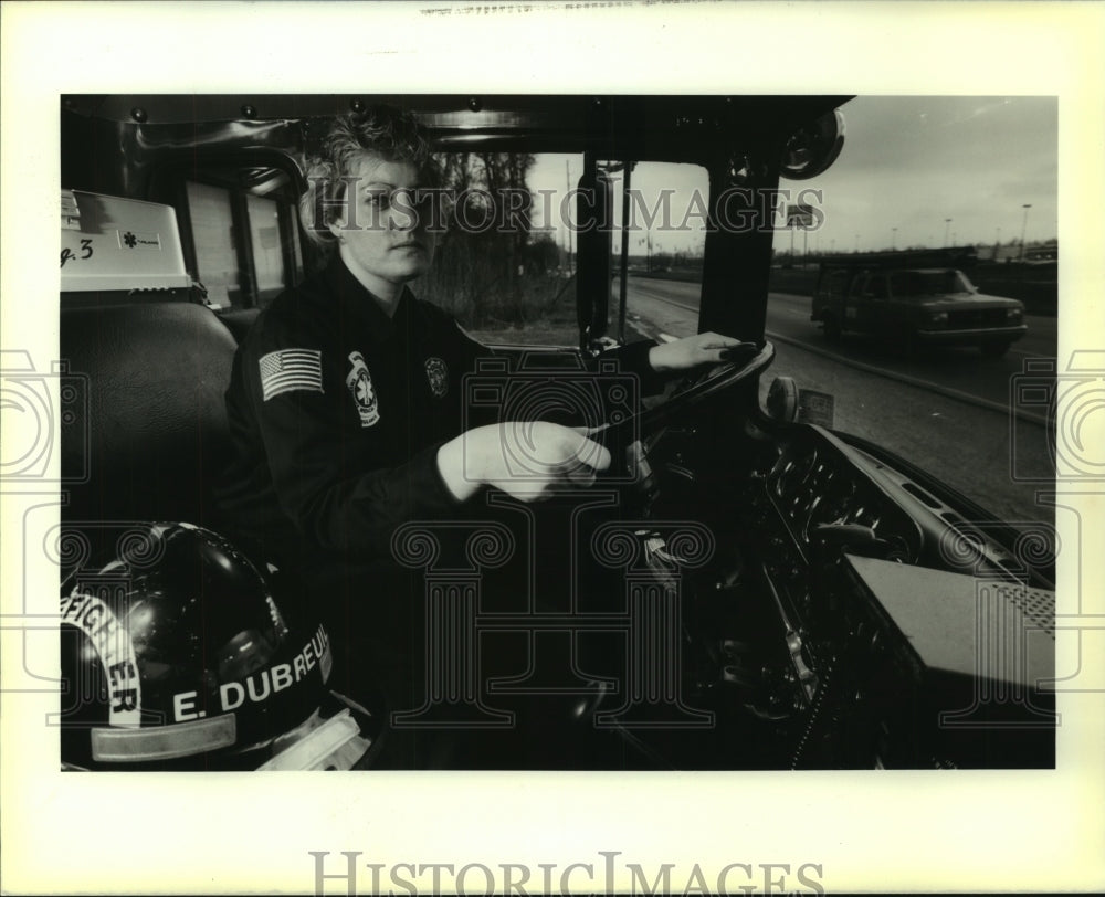 1990 Press Photo Eileen Dubreuil, one of two female fire fighters in St. Bernard - Historic Images