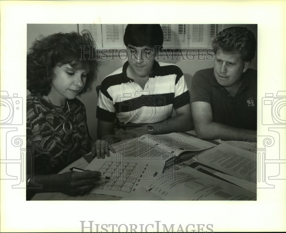 1991 Press Photo Members of the Metairie Jaycees meet for a planning session - Historic Images