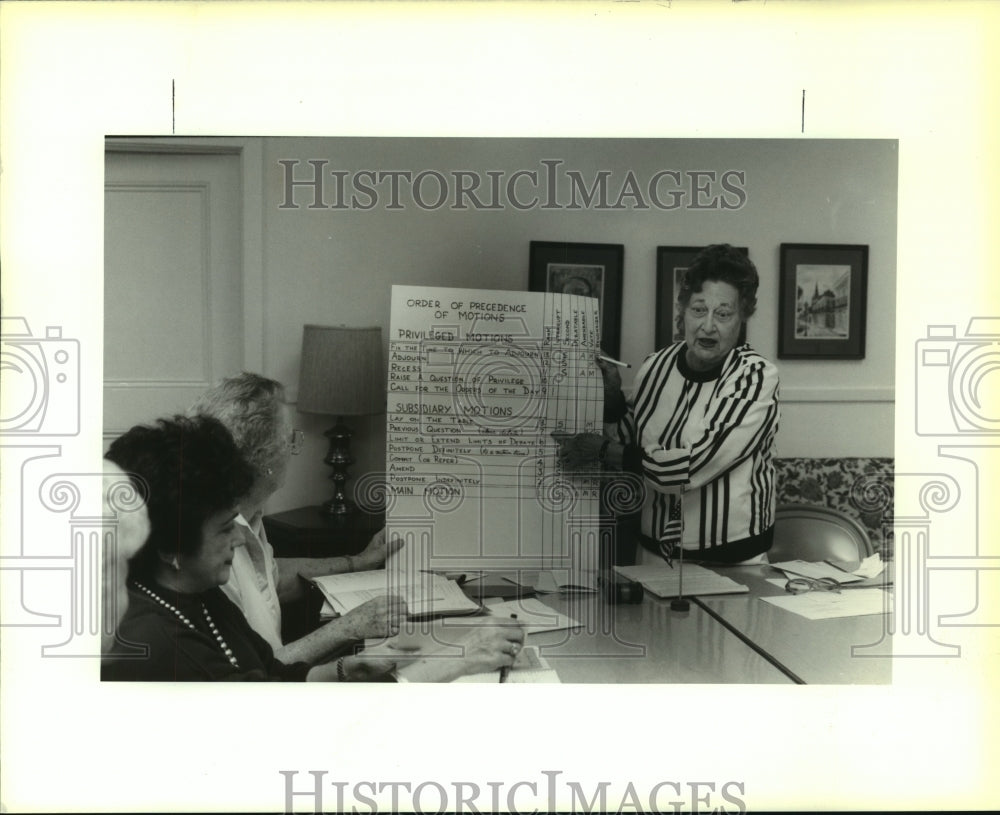 1990 Press Photo Herminie Dreuding goes over parliamentary procedure with group - Historic Images