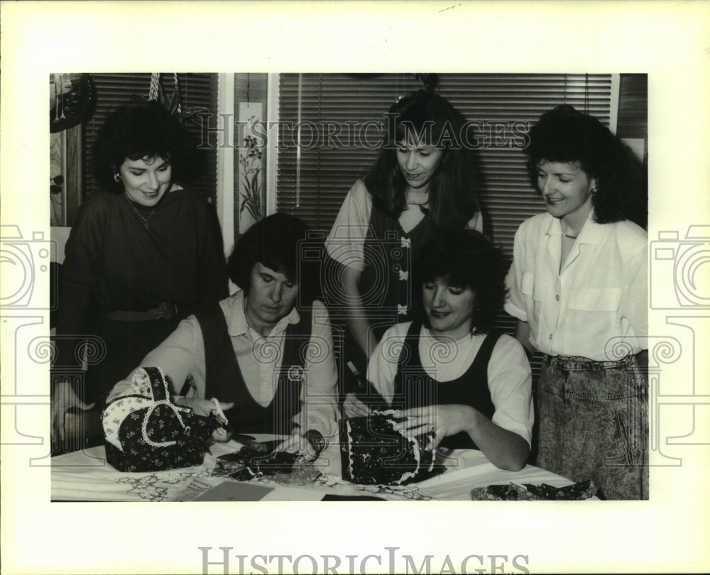 1990 Press Photo Members of Driftwood Homemakers Club- prepare Holiday Items - Historic Images