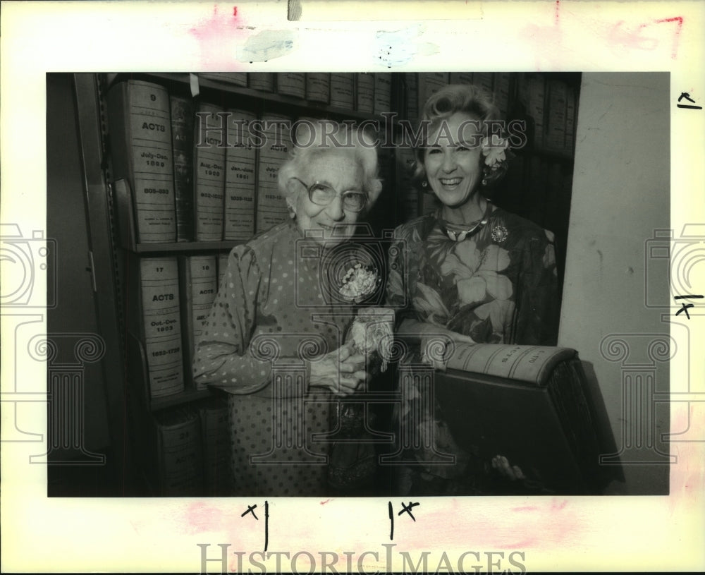 1989 Press Photo Ruth Dreyfous &amp; Sally Reeves at the Notarial Archives - Historic Images