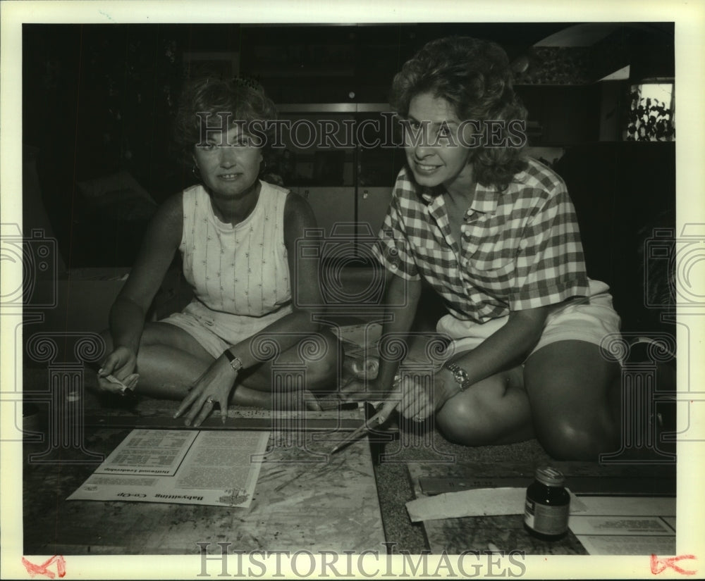 1989 Press Photo Jeannie Monte & editor Carol Hobson of the Driftwood Bark - Historic Images