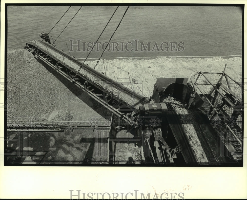 1984 Press Photo View from dredge- Conveyor to Barge - noa94728 - Historic Images