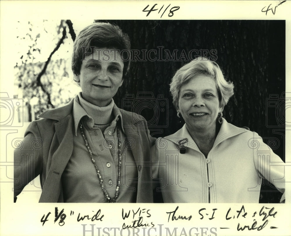 1977 Press Photo Mrs. Dreyfus (L) &amp; Mrs McFarland to chairwomen WYES-TV auction. - Historic Images