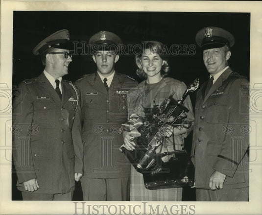 1965 Press Photo Susan Dreyfus & ROTC representatives at Moisanti Airport. - Historic Images
