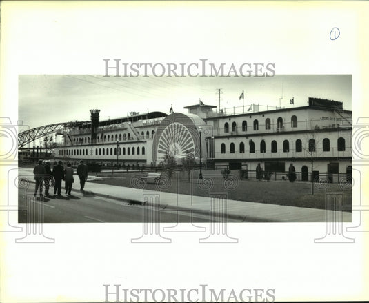 1992 Press Photo Kenner officials walk toward the Dubuque Casino Belle, Dubuque - Historic Images