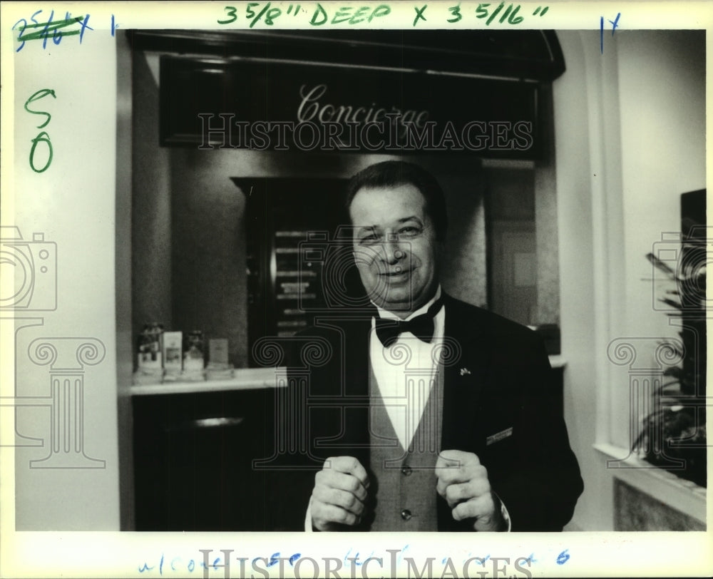 1988 Press Photo Mel Dubuisson, concierge at the Royal Sonesta for 27 years - Historic Images