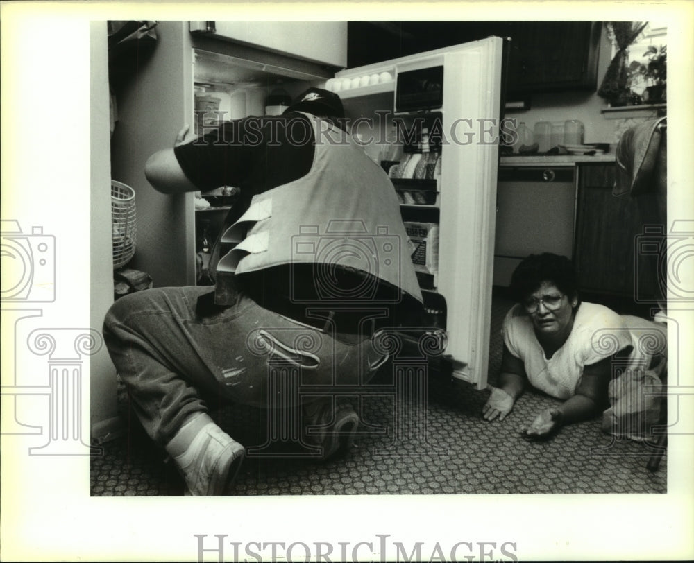 1988 Press Photo Immigration Service Officer Searches House of Dora Berrios - Historic Images