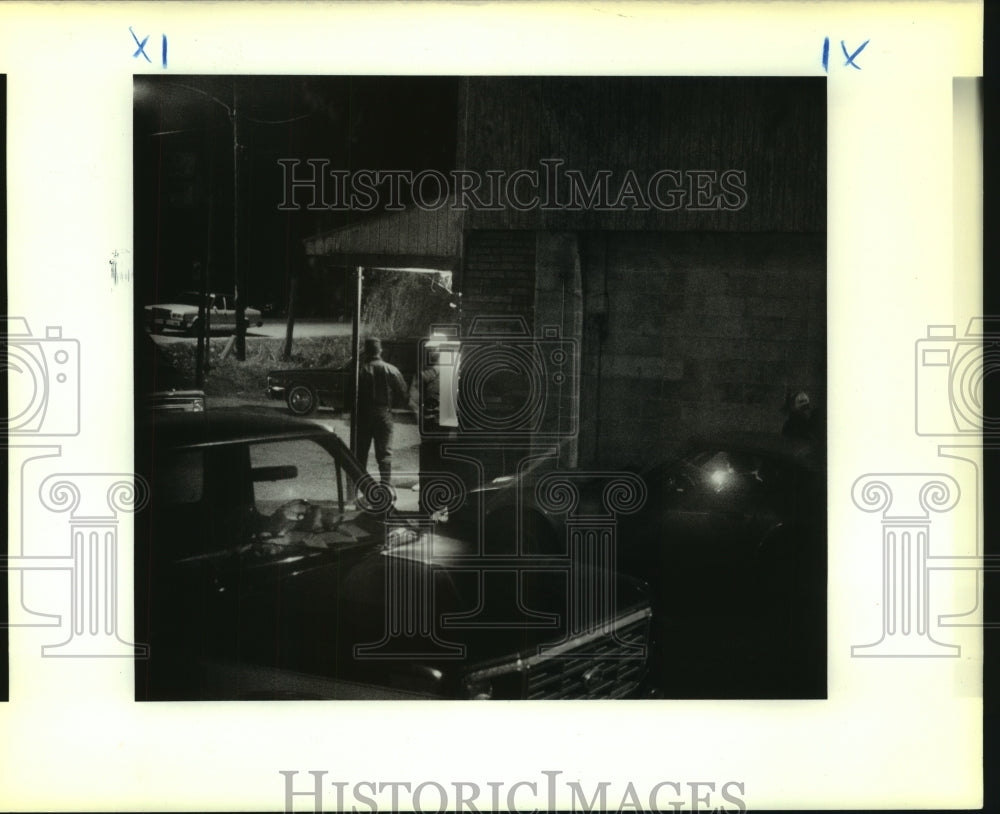 1988 Press Photo Buyer buys drugs as runner stands outside the car in Sunrise - Historic Images