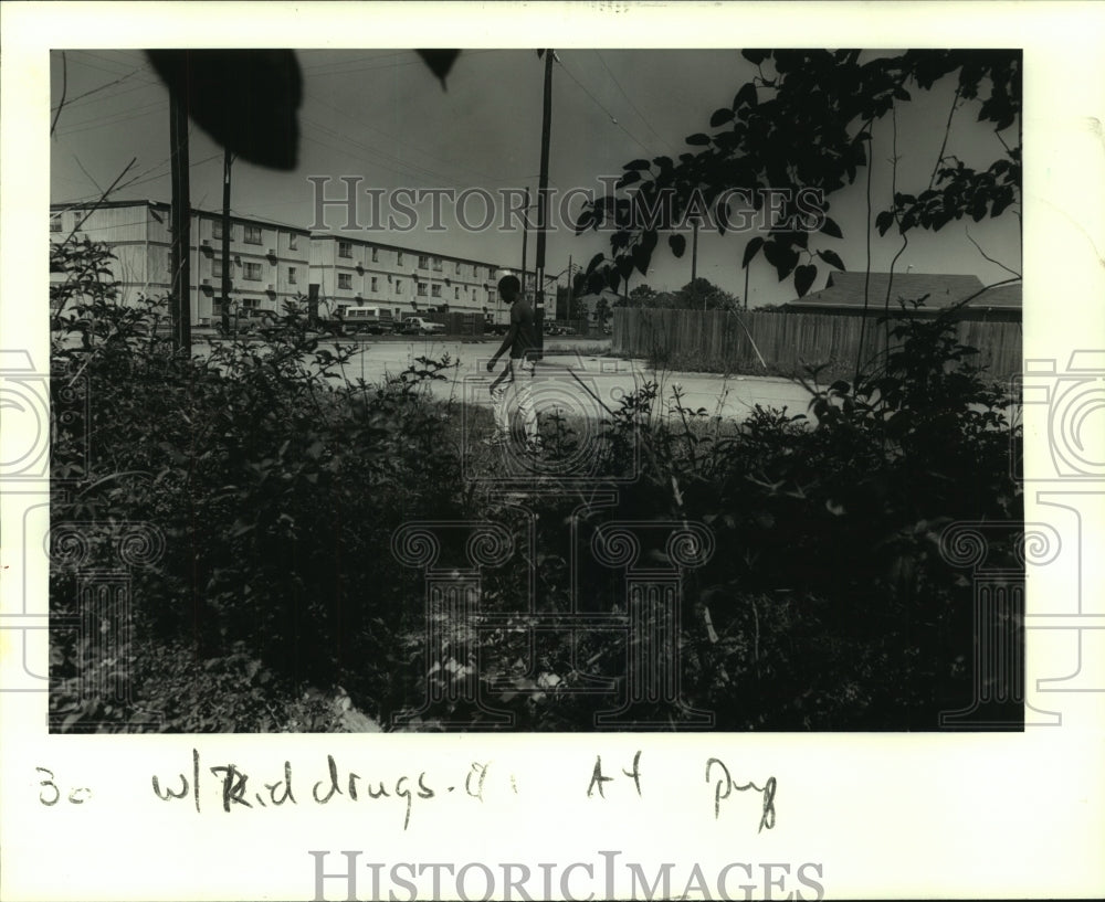 1986 Press Photo Dennis Hill arrested during drug bust at St. Charles Parish - Historic Images