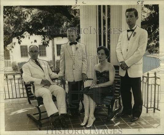 1960 Press Photo Adrien Drouilhet Jr. family of Baytown, pose in Loverline st. - Historic Images