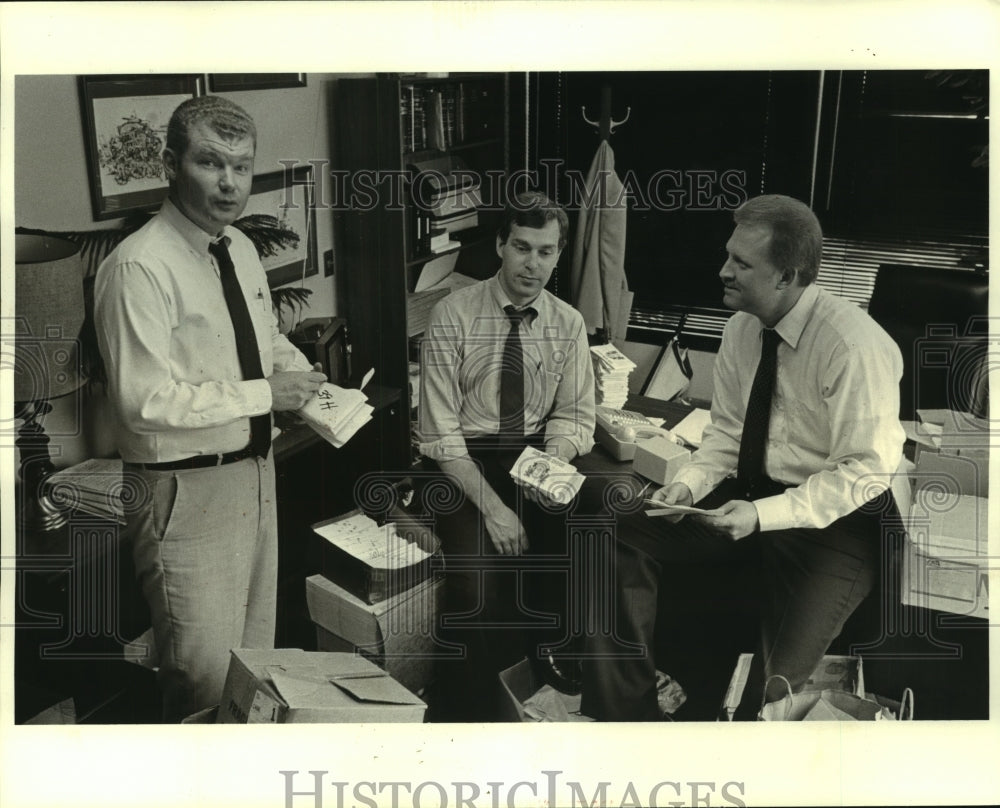 1984 Press Photo Assistant District Attorneys-Orleans Parish with Seized Goods - Historic Images