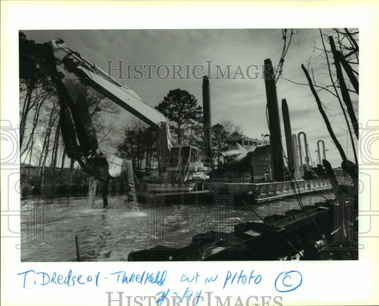 1994 Press Photo Dredging sediment from the river to keep waterway passable. - Historic Images