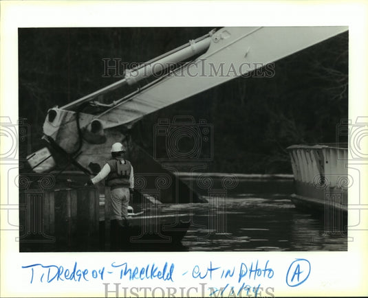 1994 Press Photo Dredging sediment from the river to keep waterway passable. - Historic Images