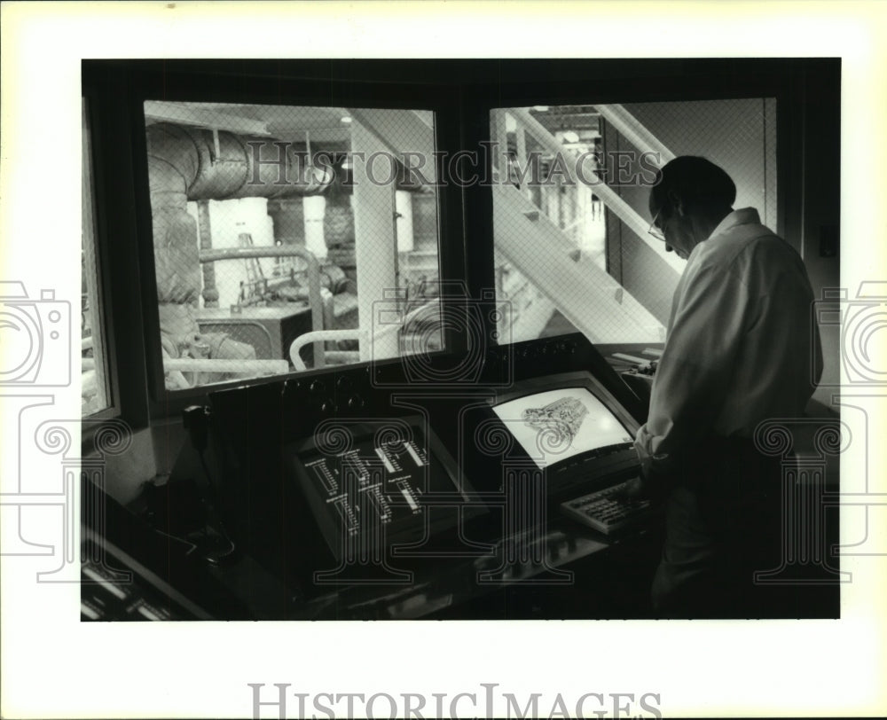 1996 Press Photo Jack Martin, Chief Engineer in engine control room. - noa94842 - Historic Images