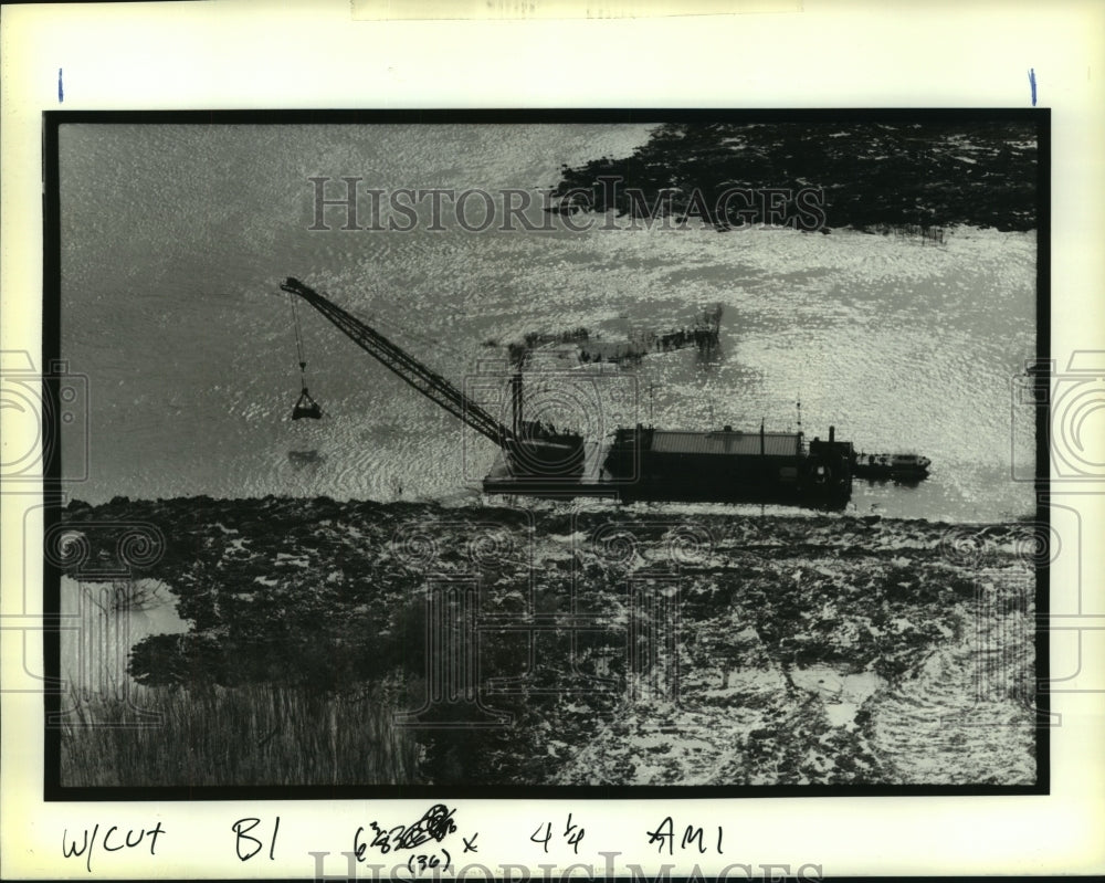 1990 Press Photo Crane is depositing mud to build more marsh at South Pass. - Historic Images