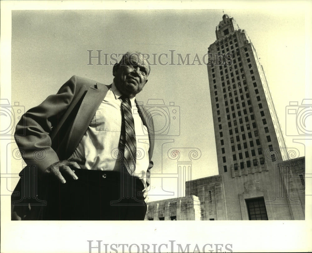 1986 Press Photo Former LA education secretary, Bill Dodd, outside state capitol - Historic Images