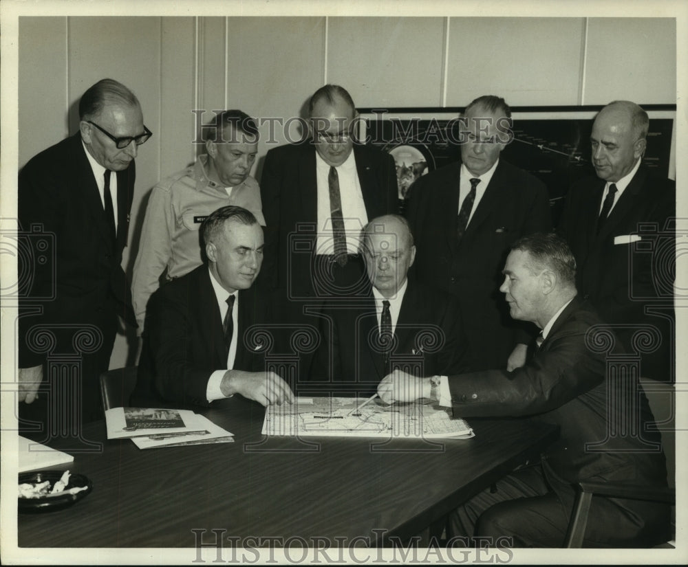 1966 Officials Briefing William T. Dodd - Historic Images