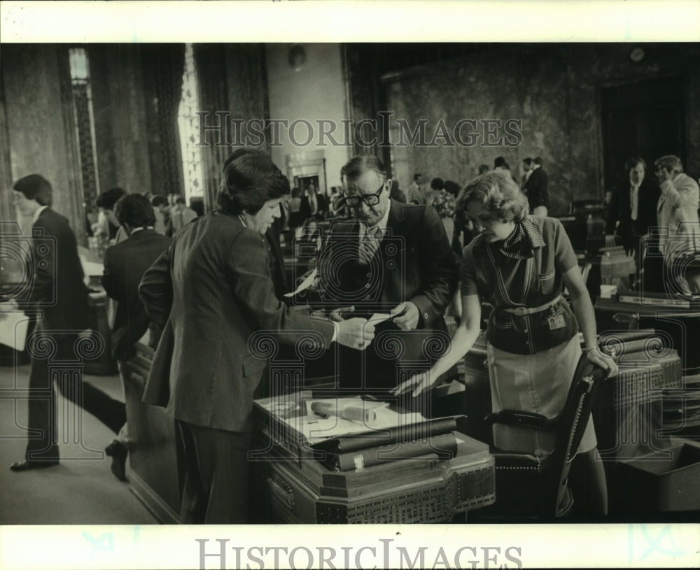 1980 Press Photo Senators Confer on a Bill - noa94876 - Historic Images