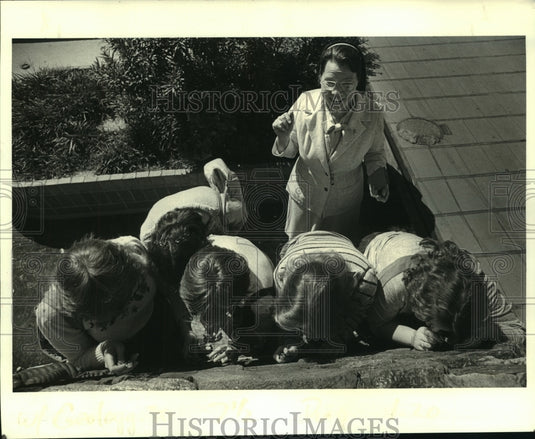 1983 Press Photo Sister Betty Doskey watches over students looking at Mica Stone - Historic Images