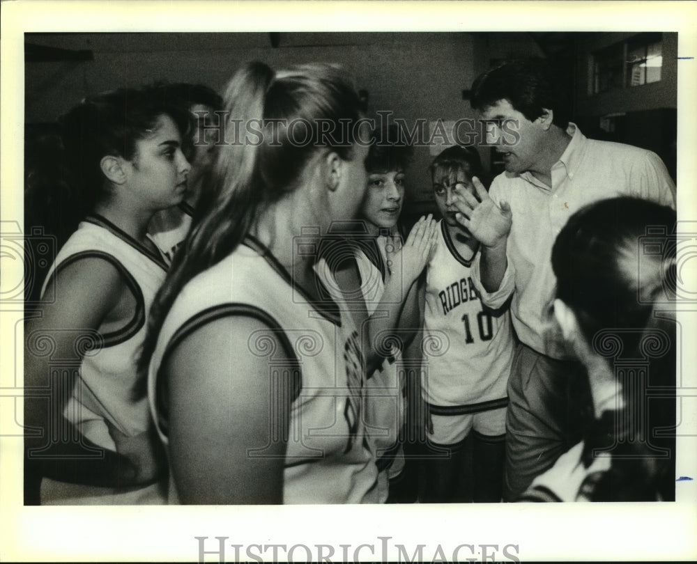 1991 Press Photo Basketball coach Chuck Dorvin talks to his players during game - Historic Images