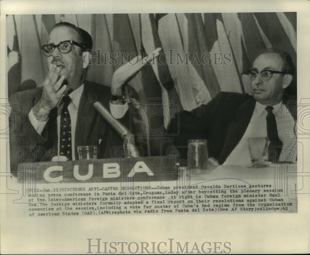 1962 Press Photo Cuban president Osvaldo Dorticos at press conference in Uruguay - Historic Images