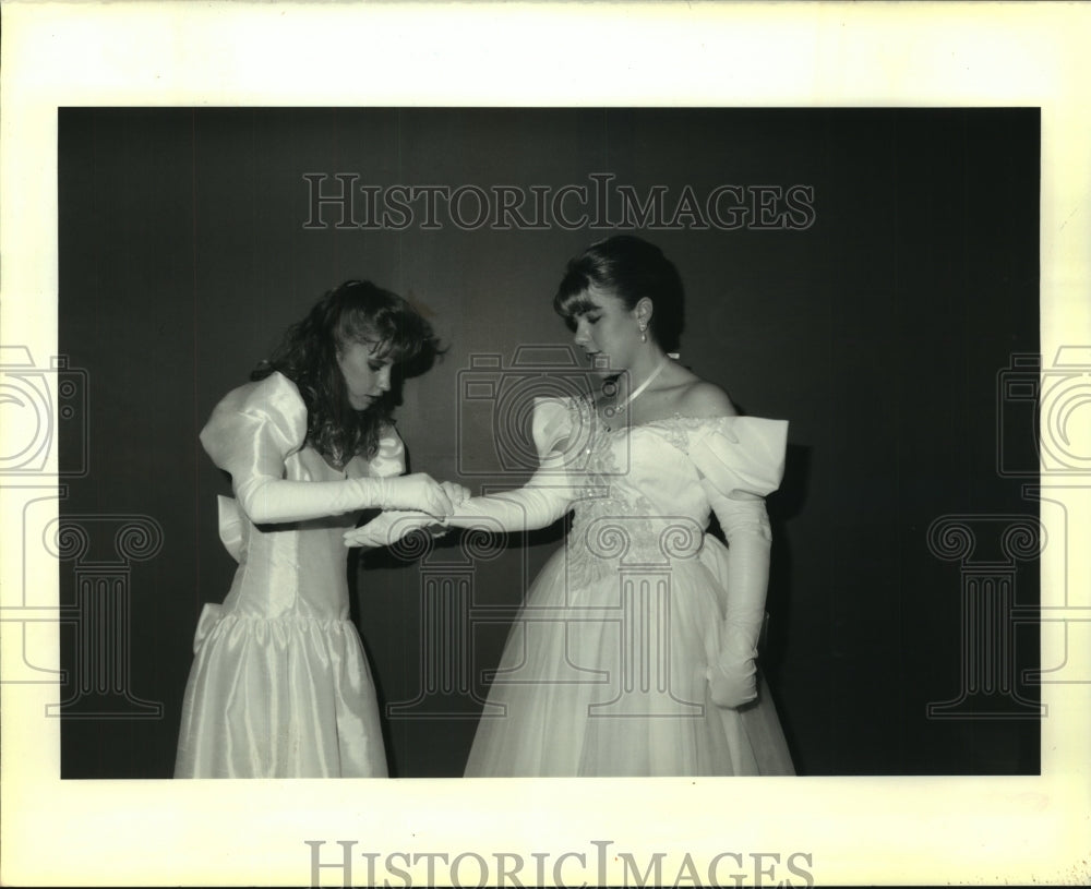 1989 Press Photo Lauren Godfrey, Ashley Dorsey - Pendennis Club - noa94903 - Historic Images