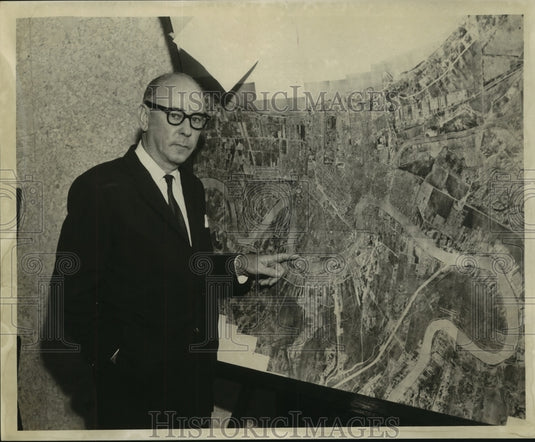 1962 Press Photo George Douglas at the map during Nashville Wharf Hearing. - Historic Images