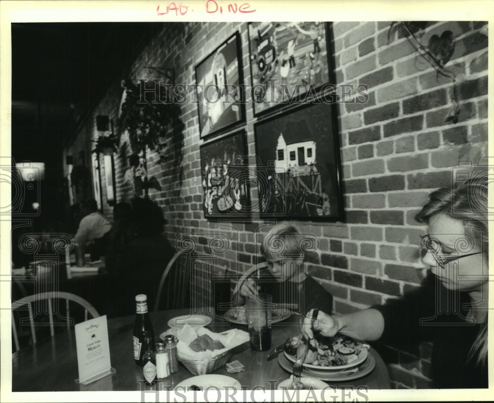 1994 Press Photo Marilyn Waites, Brandon Burns Eat at Doug&#39;s Place Restaurant - Historic Images