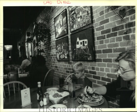 1994 Press Photo Marilyn Waites, Brandon Burns Eat at Doug's Place Restaurant - Historic Images