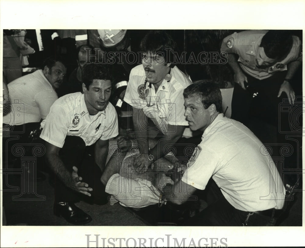 1987 Press Photo Henry Gonzales Treated by EMTs at Site of Fire, New Orleans - Historic Images